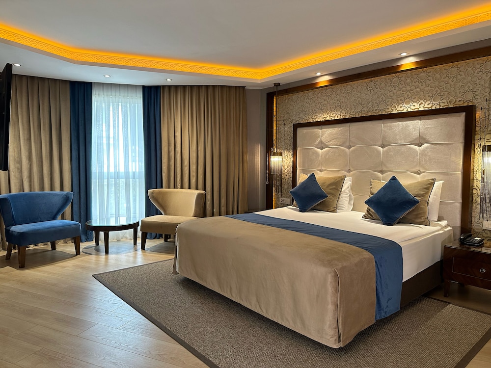 SUITE, CORNER