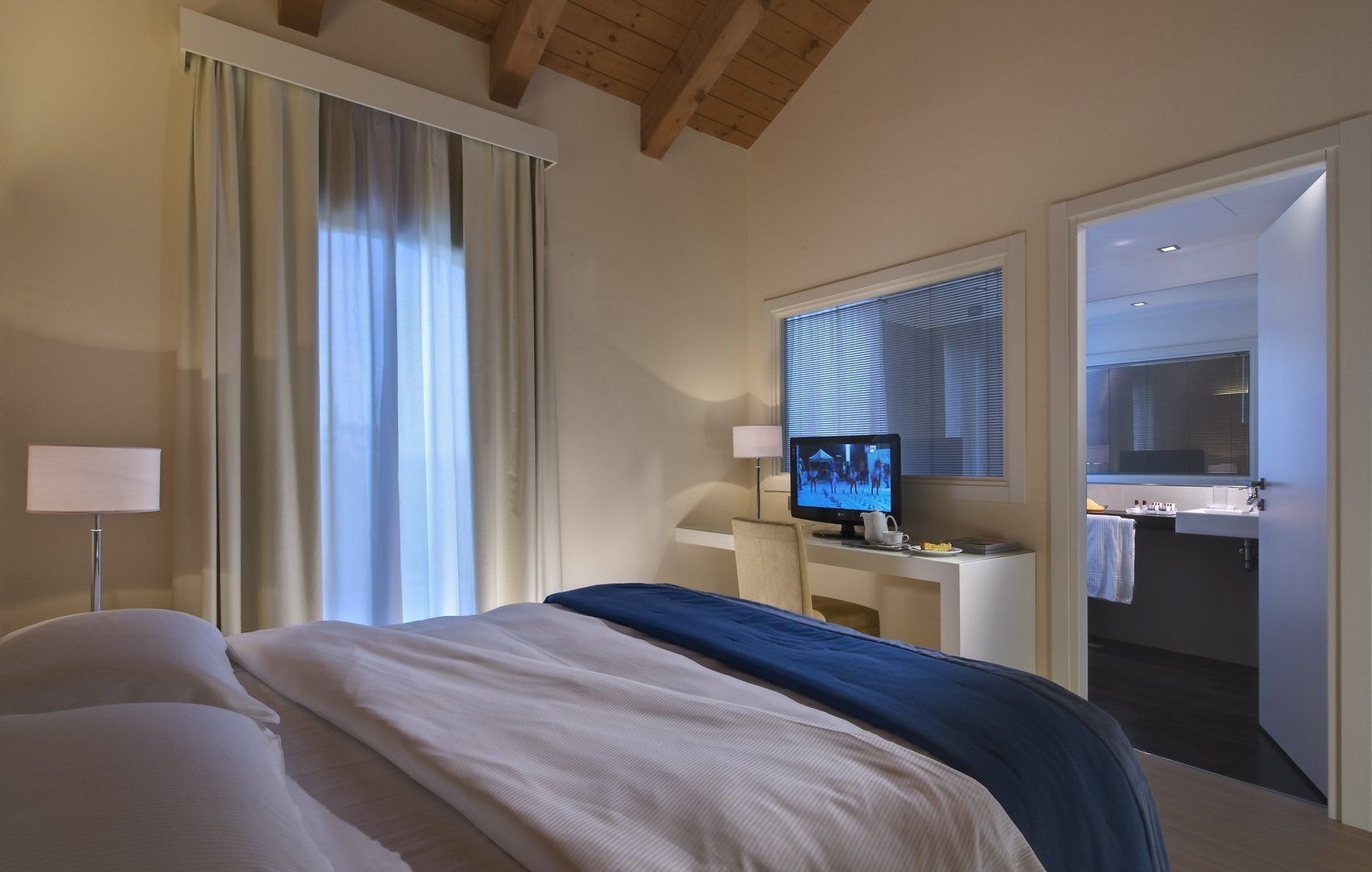 SUITE, QUEEN BED