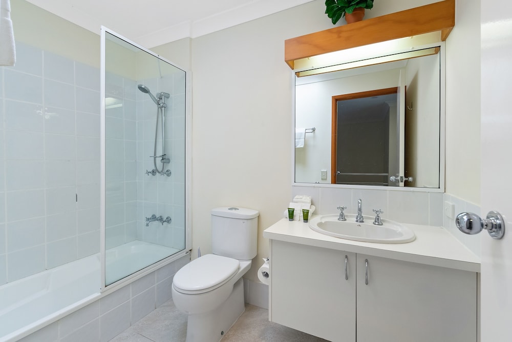 NOOSA ENTRANCE WATERFRONT RESORT 78/80