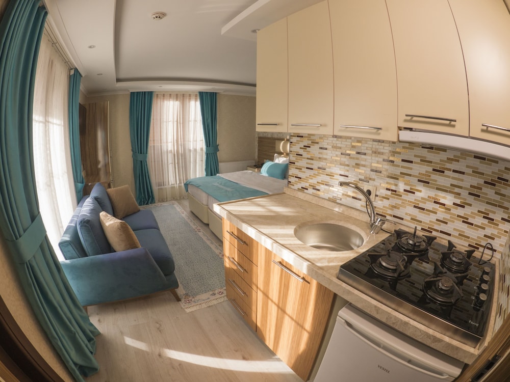 Elif Inan Motel 50/50