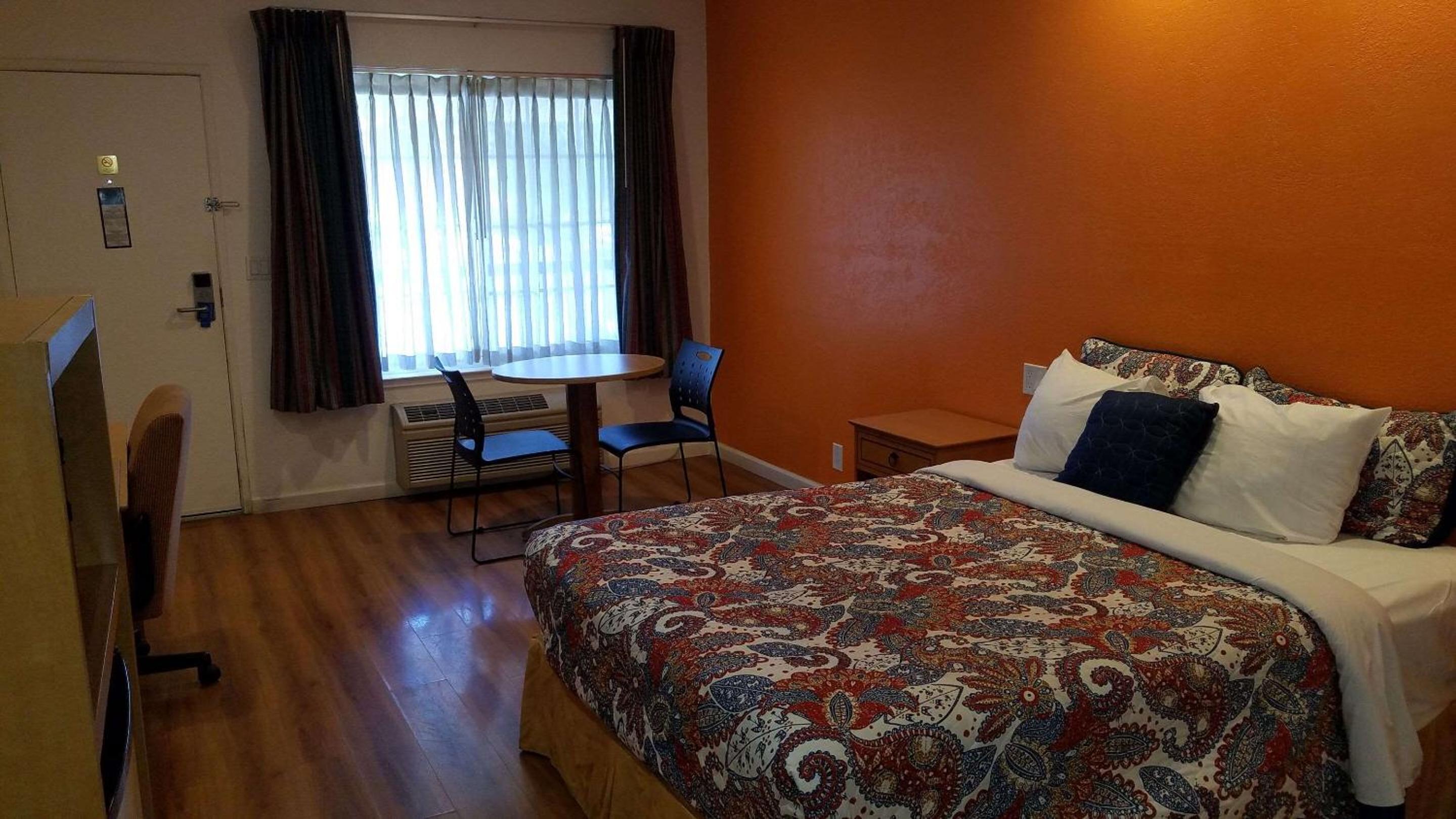ROOM, QUEEN BED, SMOKING