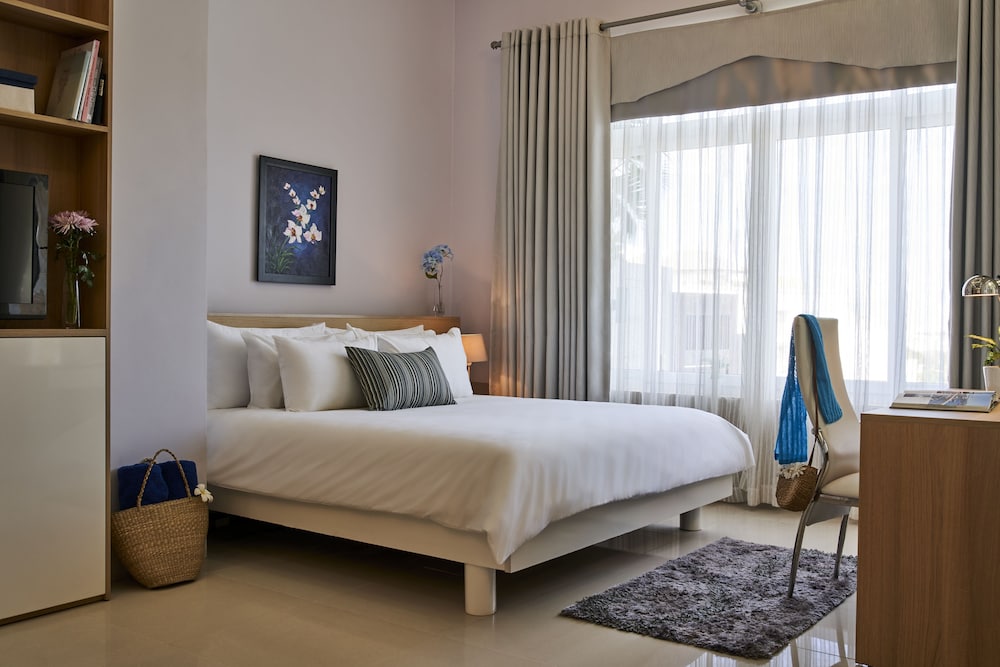 GARDEN, SUITE, HILL VIEW