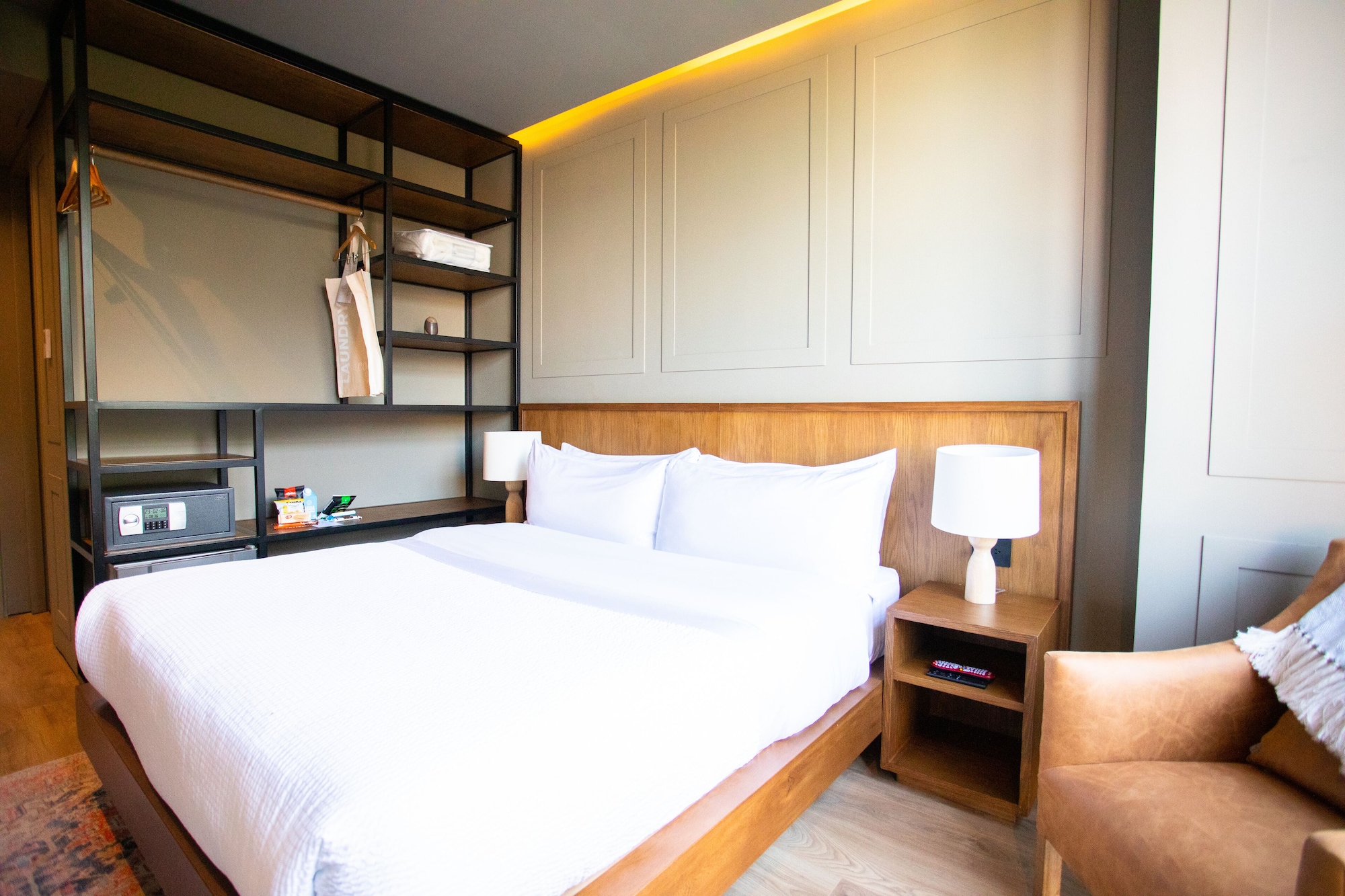SUPERIOR, QUEEN BED