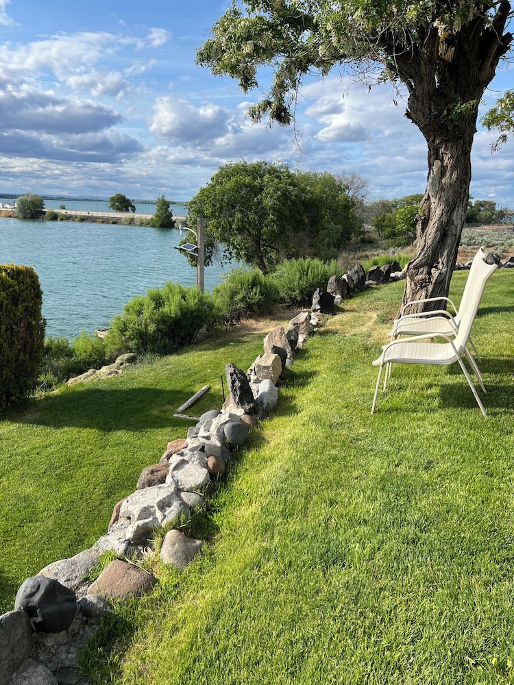 Lakeshore Inn 44/53