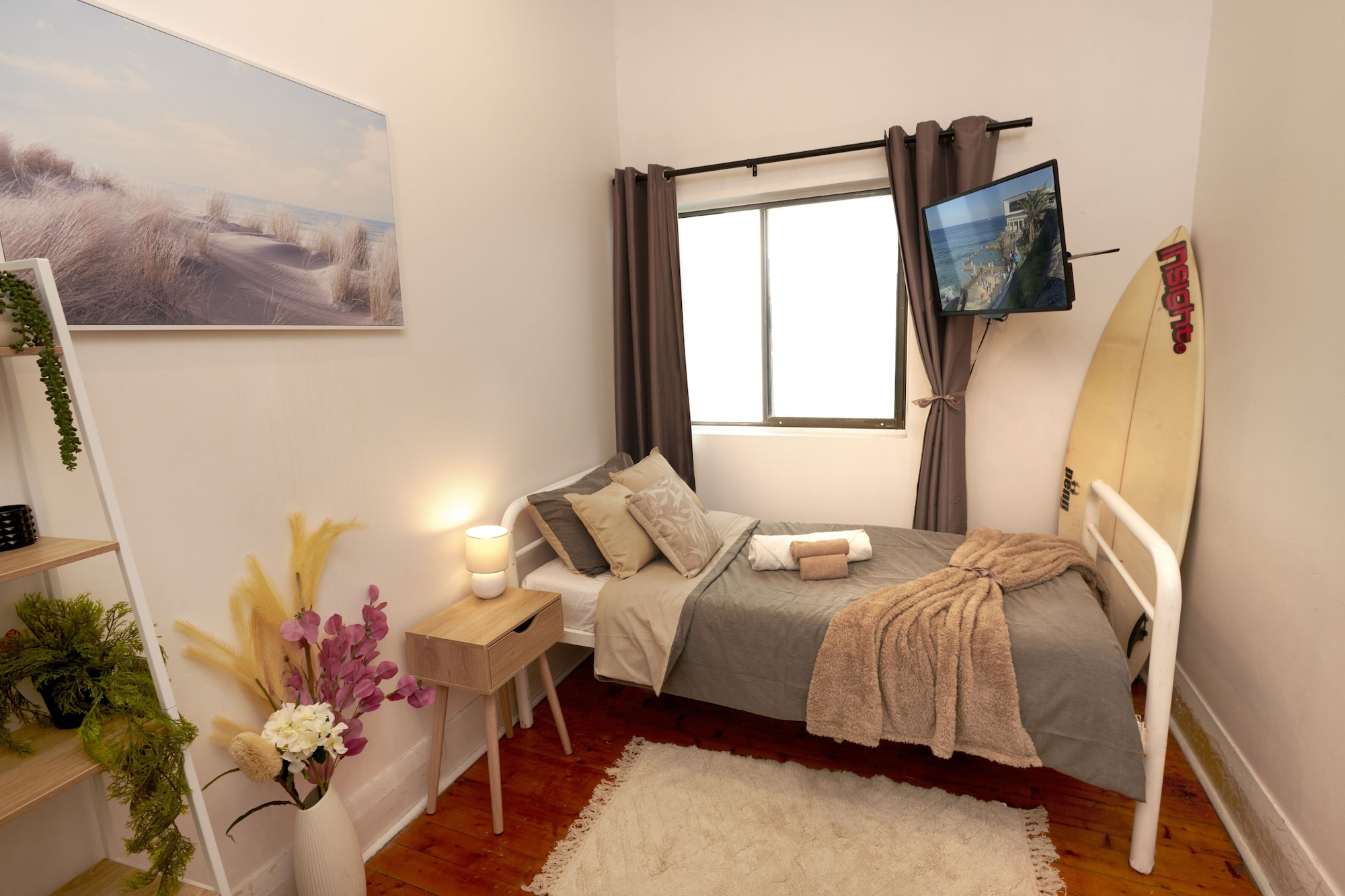 ROOM, SINGLE, SHARED BATHROOM
