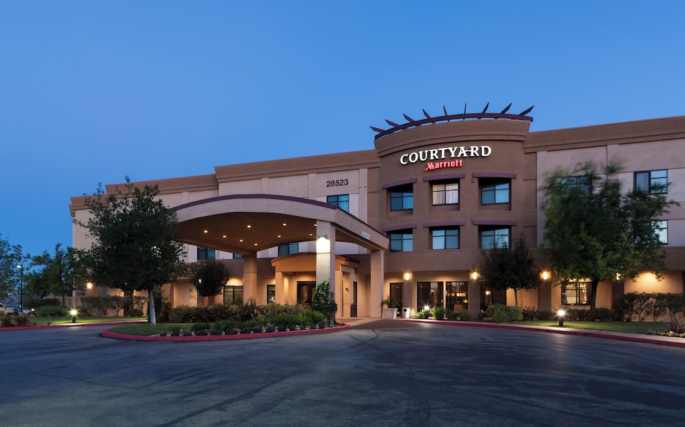 Courtyard Santa Clarita Valencia 6/49