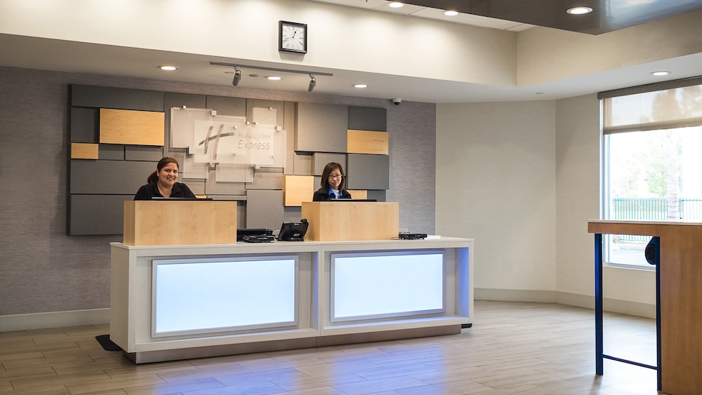 Holiday Inn Express Fullerton Anaheim 11/46