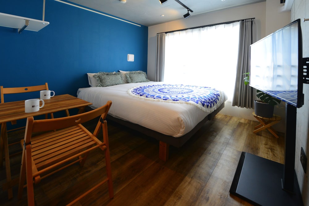 ROOM, QUEEN BED