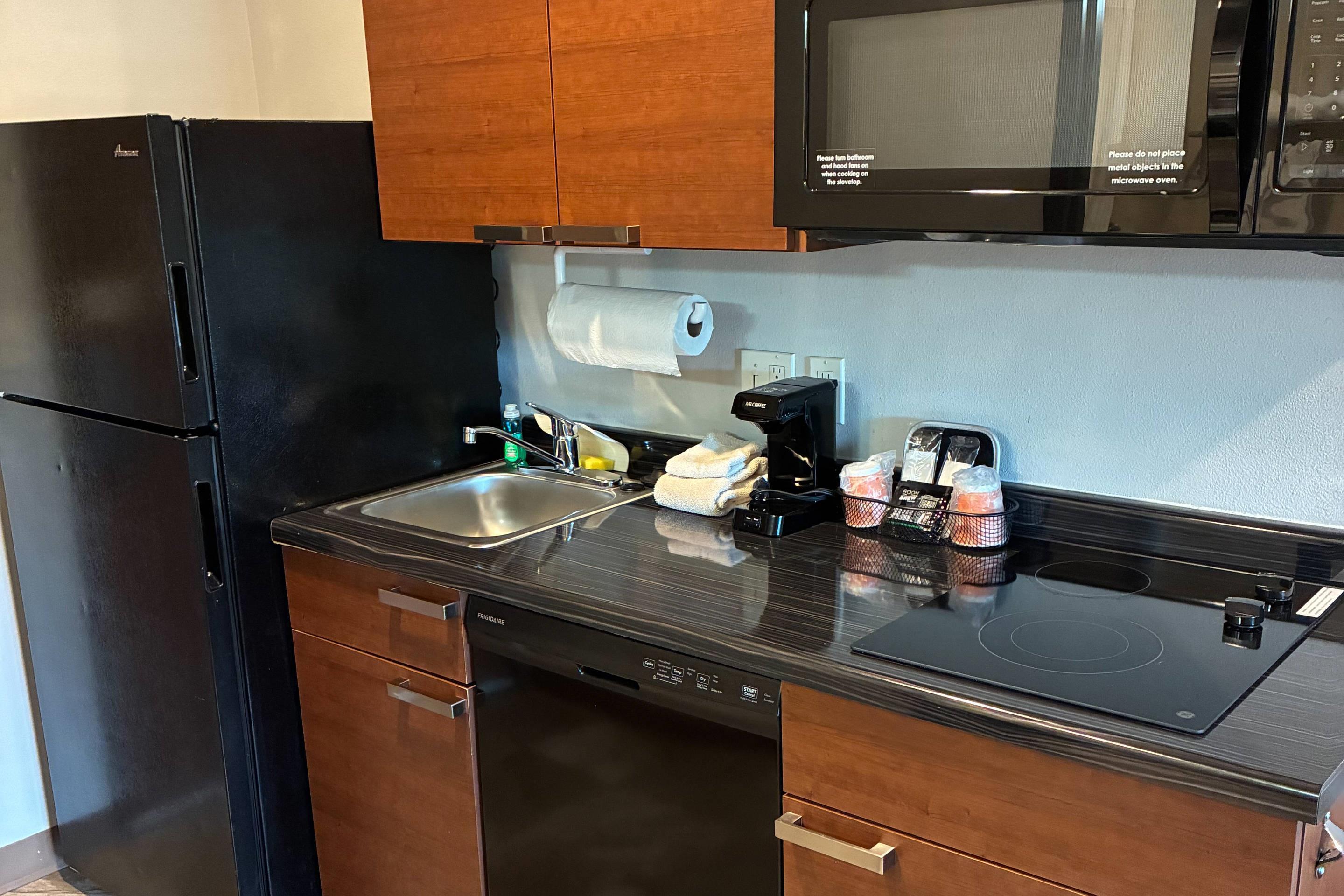 غرفة بسريرين كوين بمطبخ، MainStay Suites Spokane Valley, WA 5/6