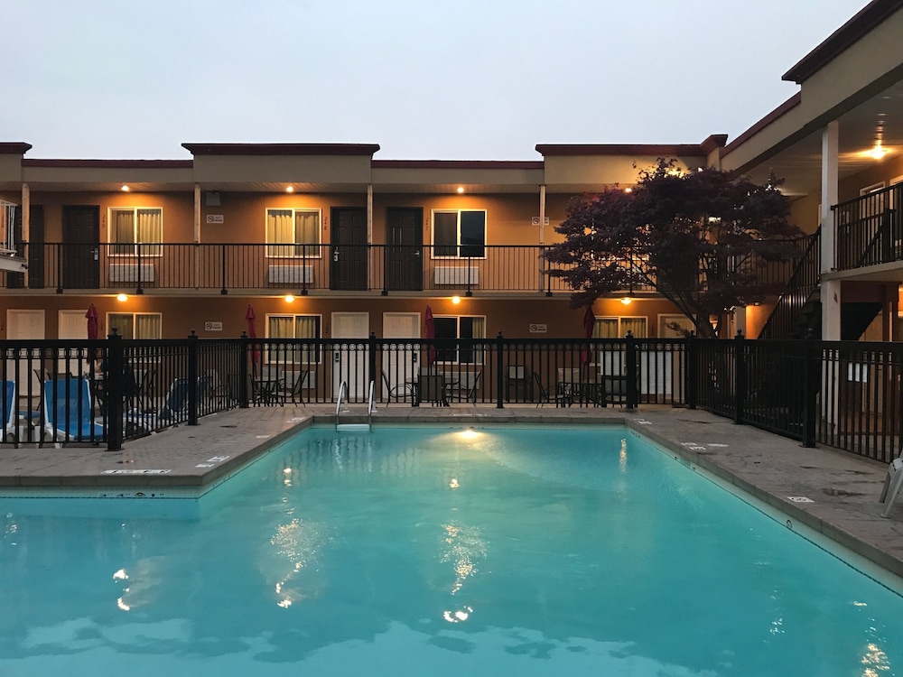 Sahara Courtyard Inn Penticton 1/77