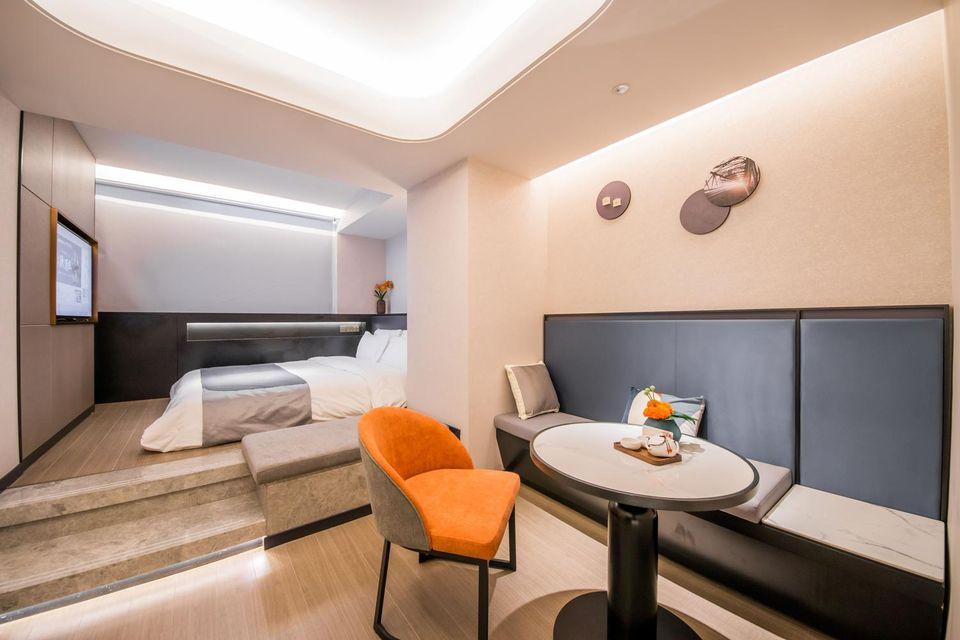 Feature, Queen Bed