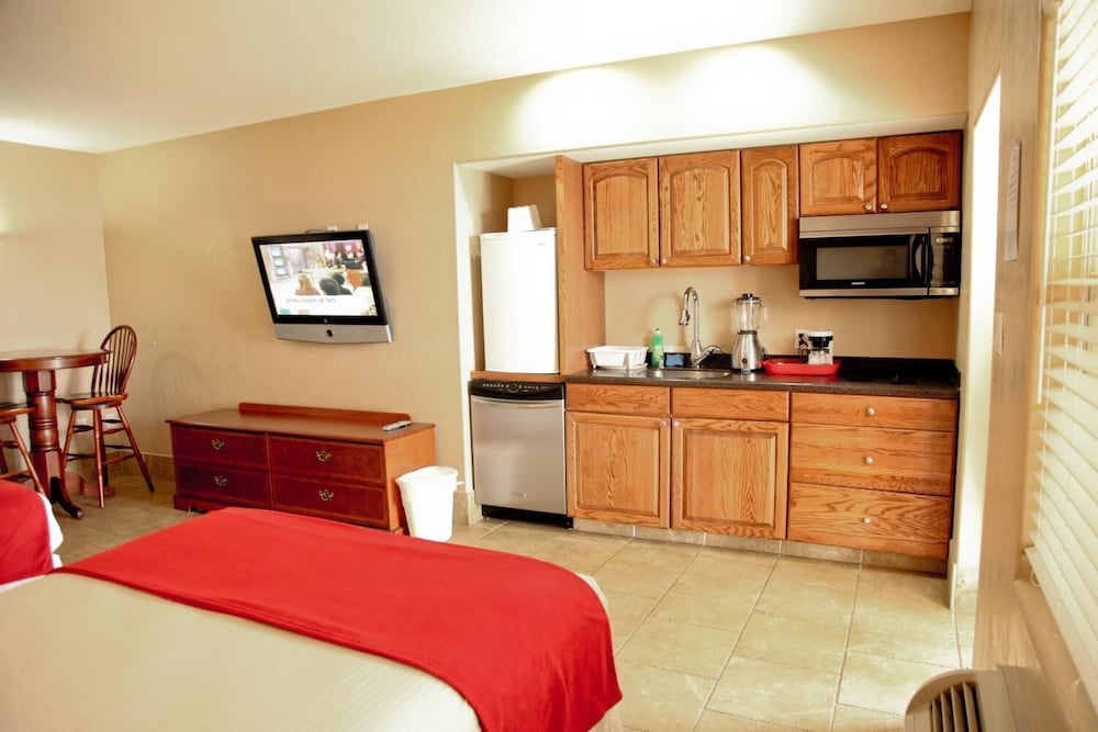 Lake Grassy Inn & Suites 16/38