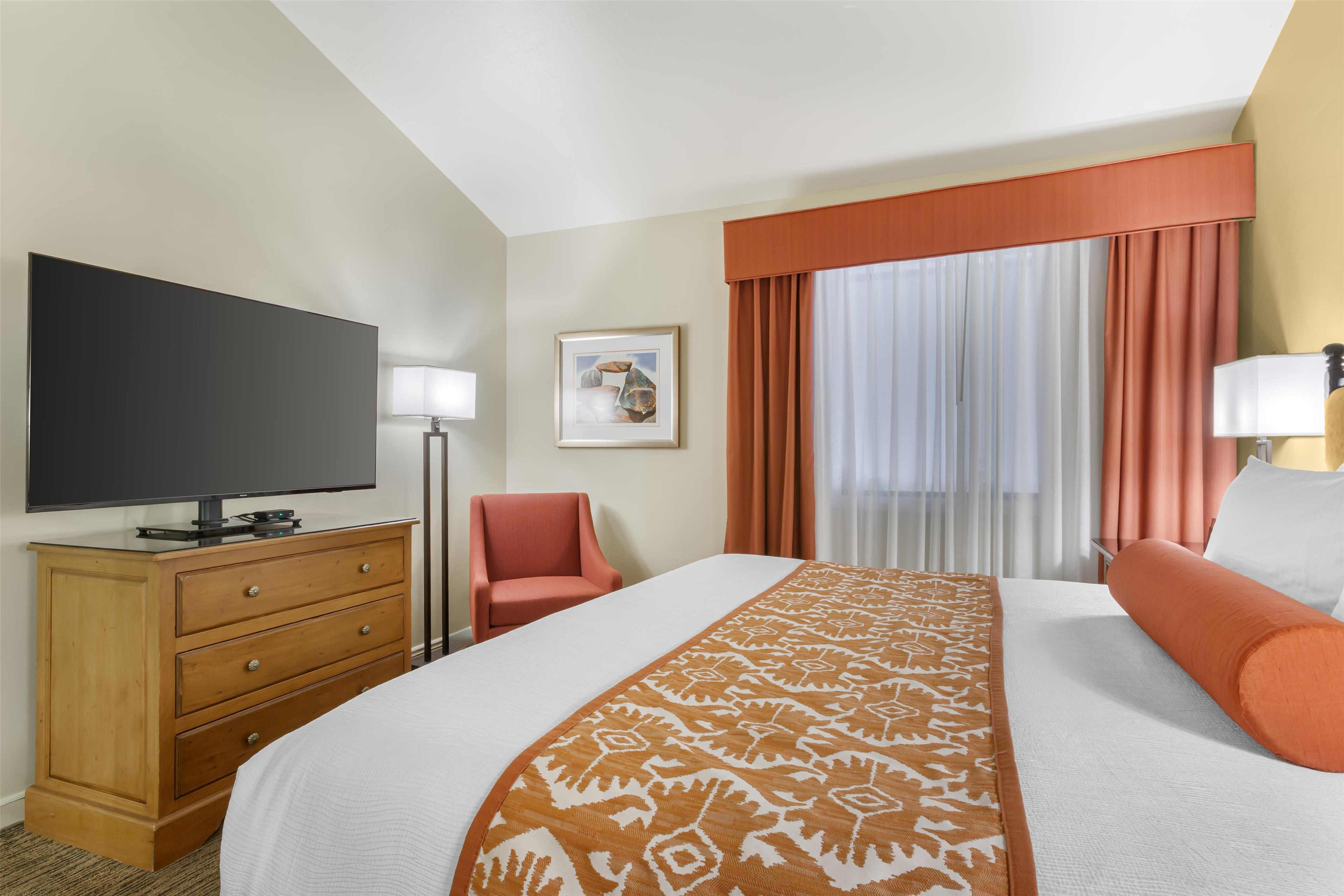 Suite, King Bed, Town View, Living Area, Annex، Best Western Plus Arroyo Roble Hotel & Creekside Villas 3/5