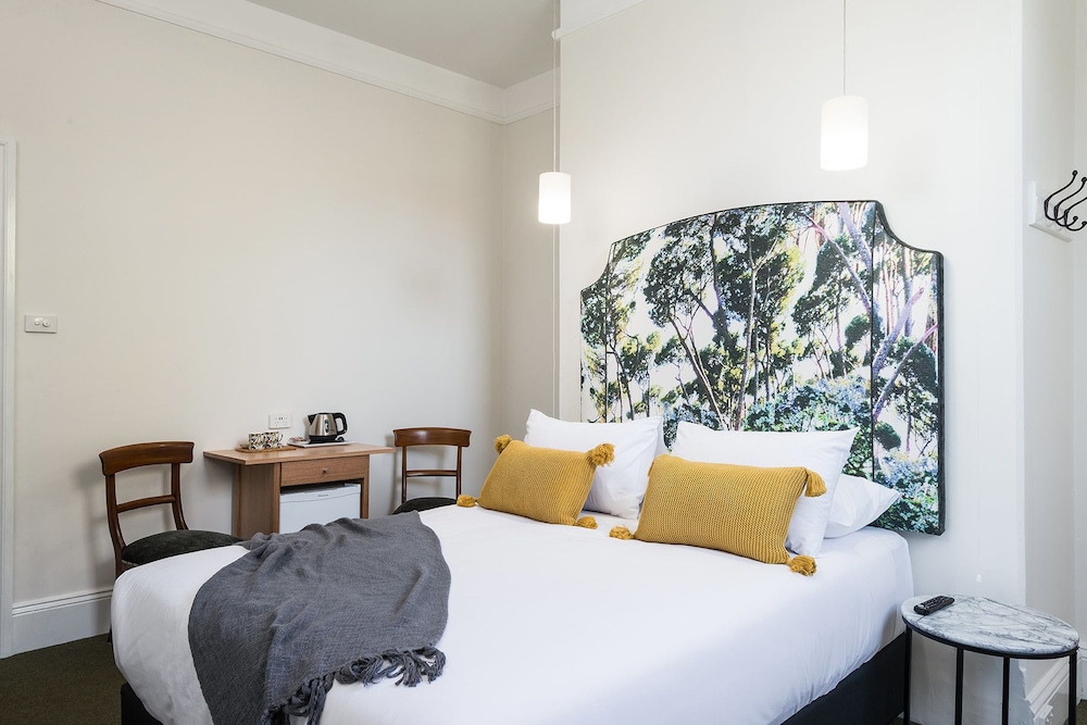 PREMIUM, QUEEN BED