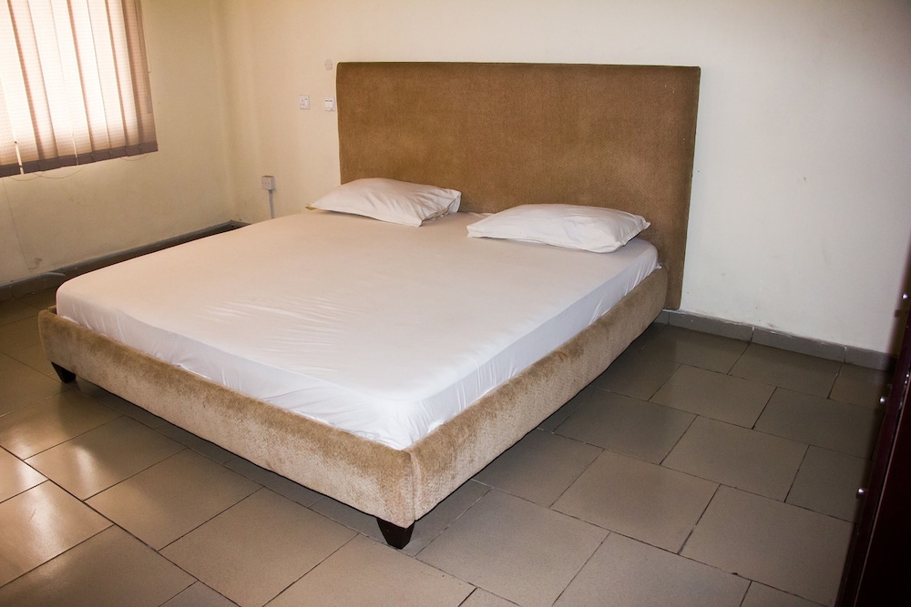 4 BEDROOMS, APARTMENT