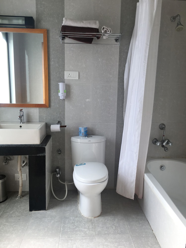 Khamsum Inn 43/47
