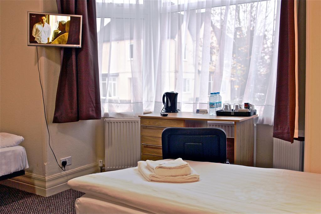 Central Hotel Golders Green 8/24