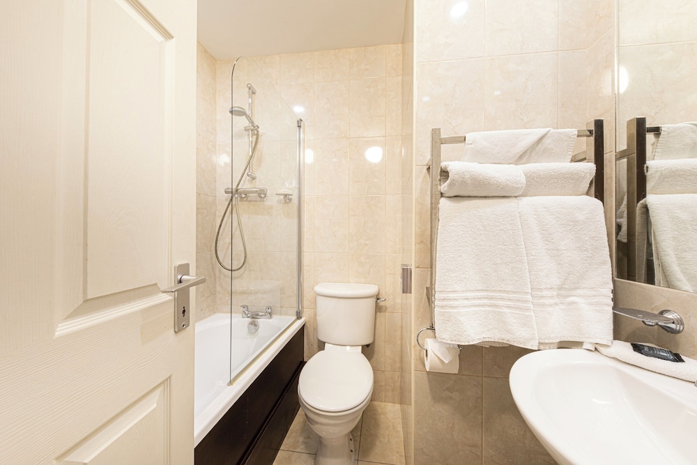 Ballina Manor Hotel 46/50