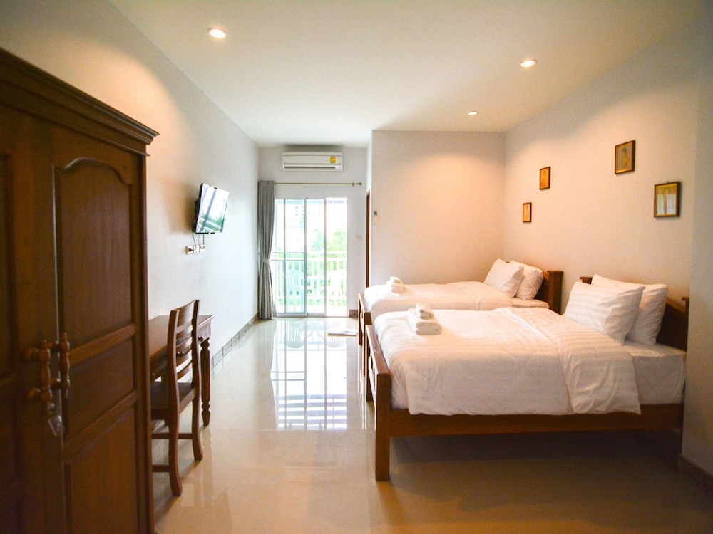 ROOM, TWIN BEDS