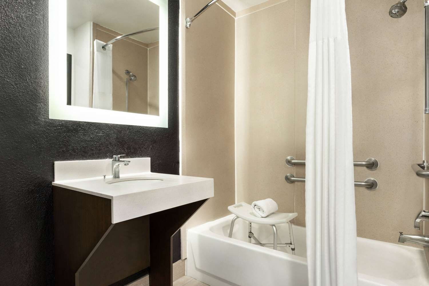 La Quinta Inn & Suites by Wyndham Hesperia Victorville 41/44