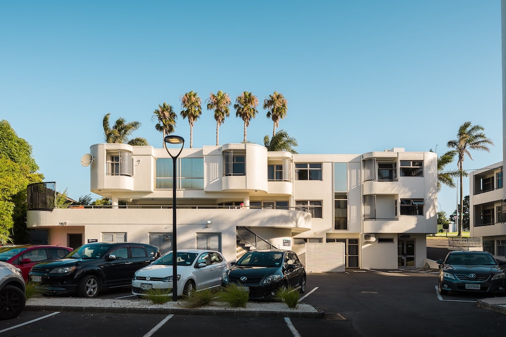 Carnmore Hotel Takapuna 55/65