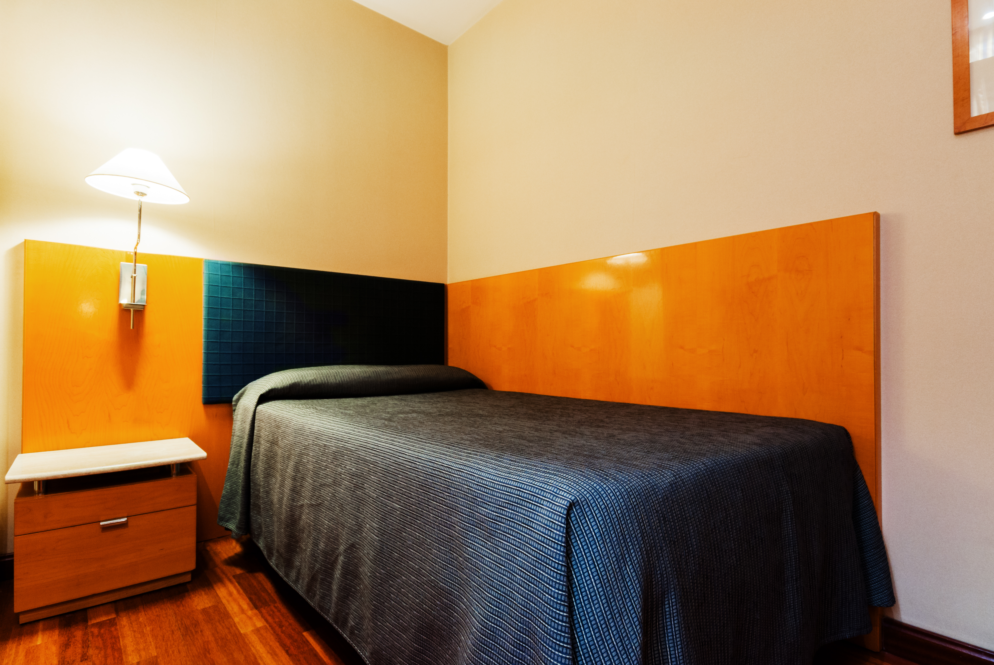 ROOM, SINGLE