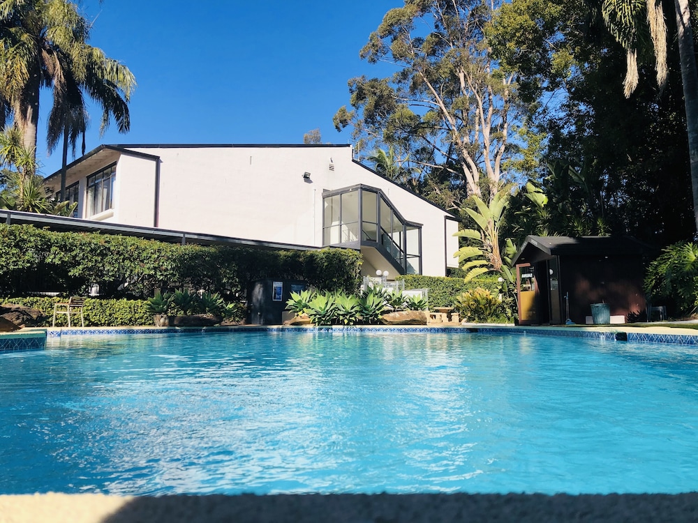 CHECKERS RESORT & CONFERENCE CENTRE 48/52