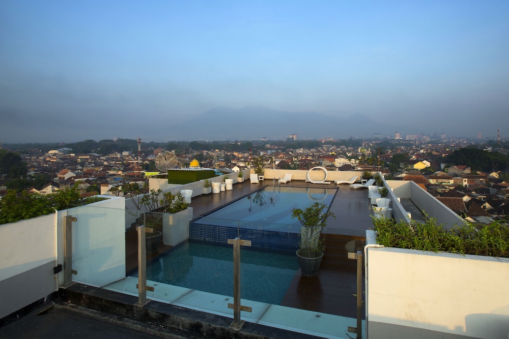 Ascent Hotel & Cafe Malang (formerly MaxOne Ascent Hotel Malang) 3/41