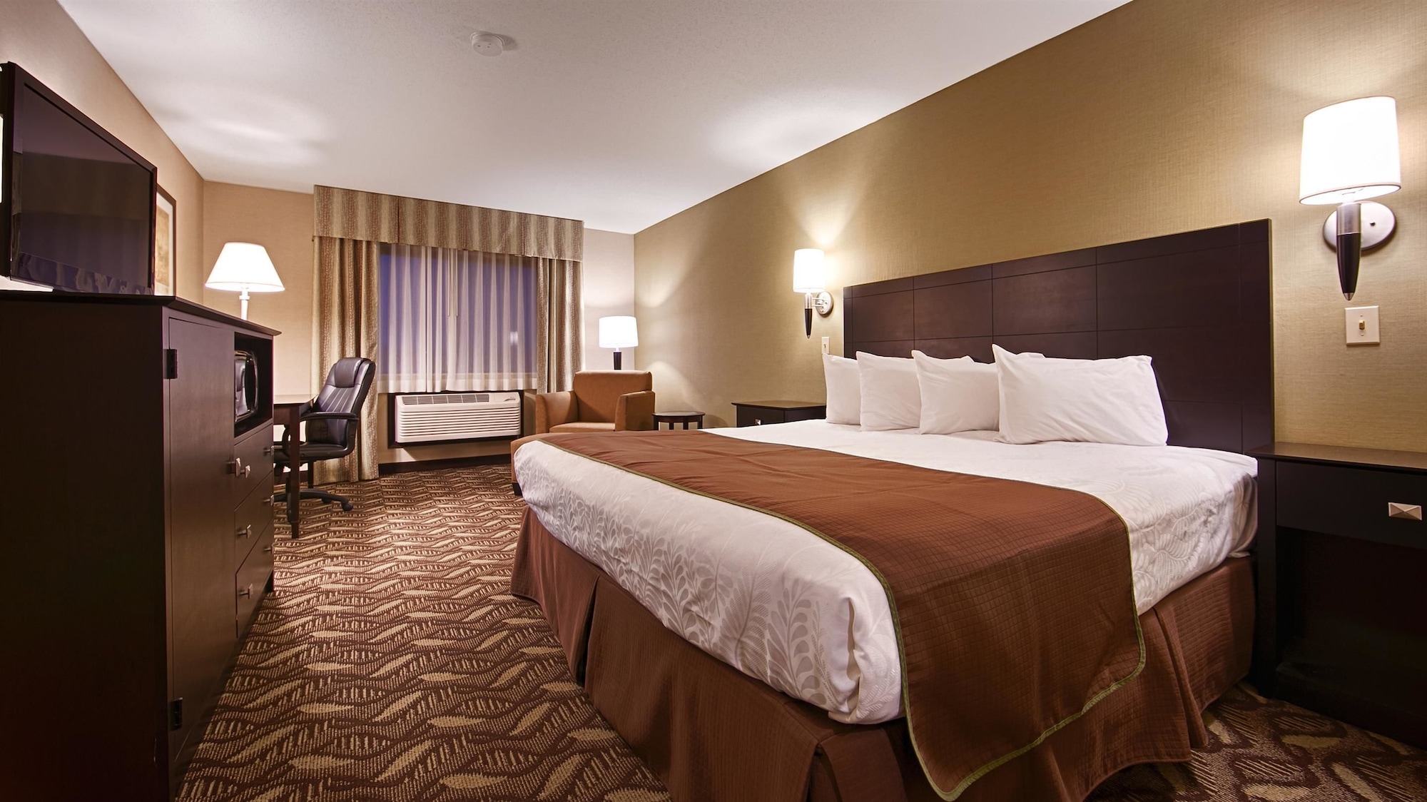 Suite, King Bed, Jetted Tub