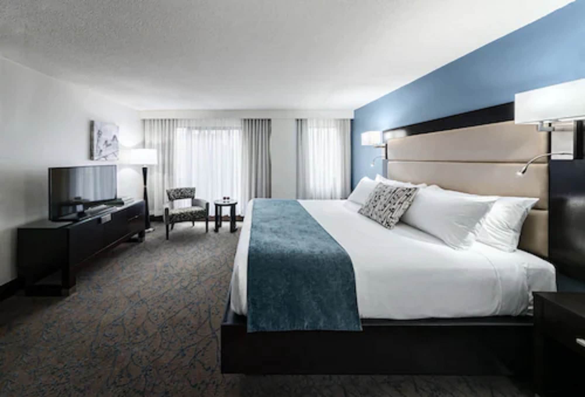 DELUXE, KING BED