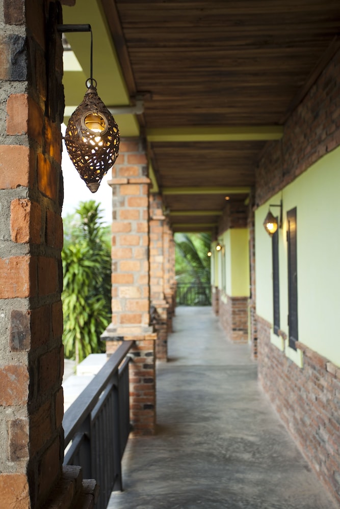 Motive Cottage Resort 44/65