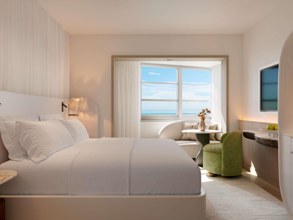SUITE, KING BED, PARTIAL OCEAN VIEW
