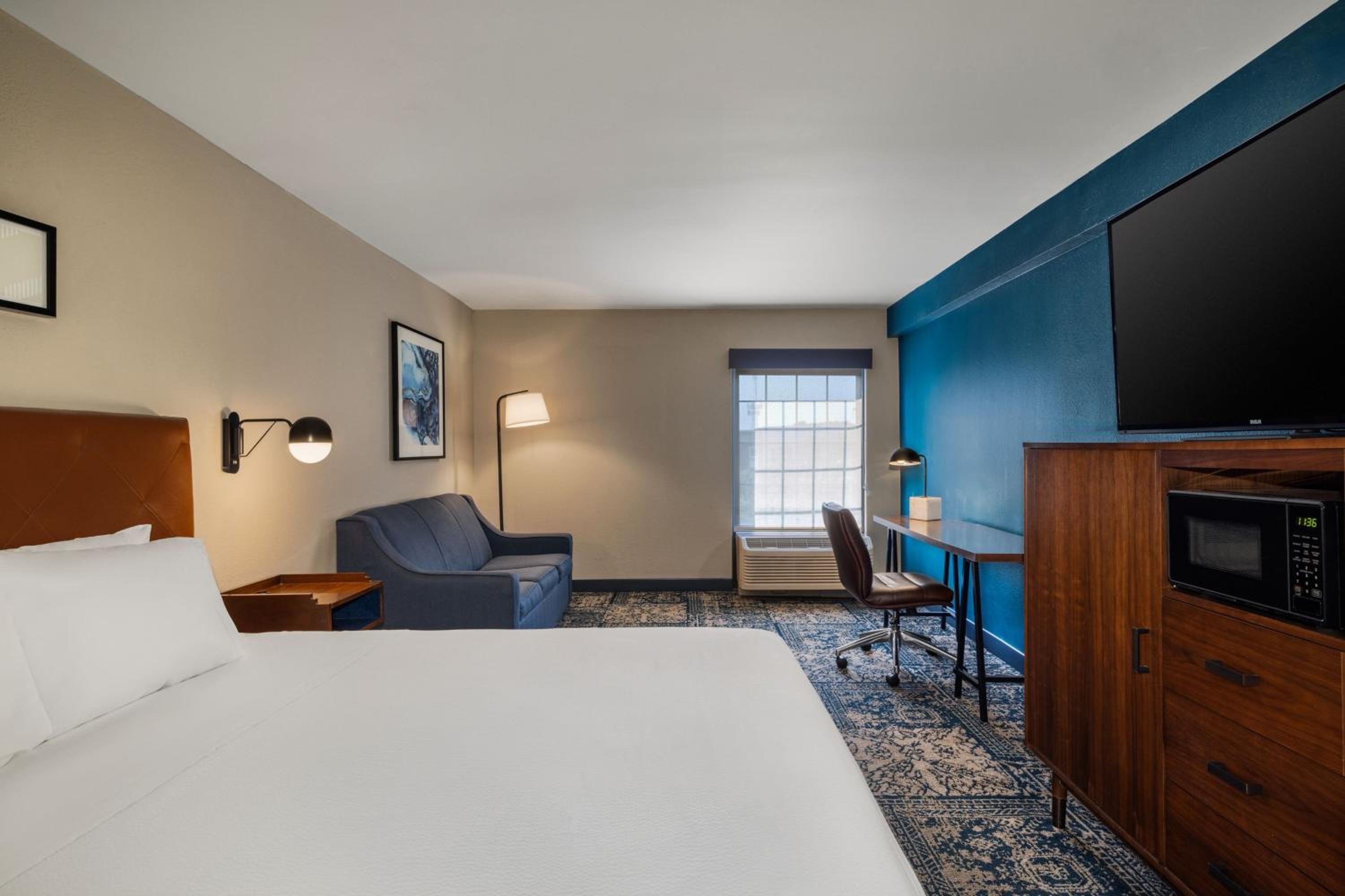 غرفة بسرير كينج مع أريكة
