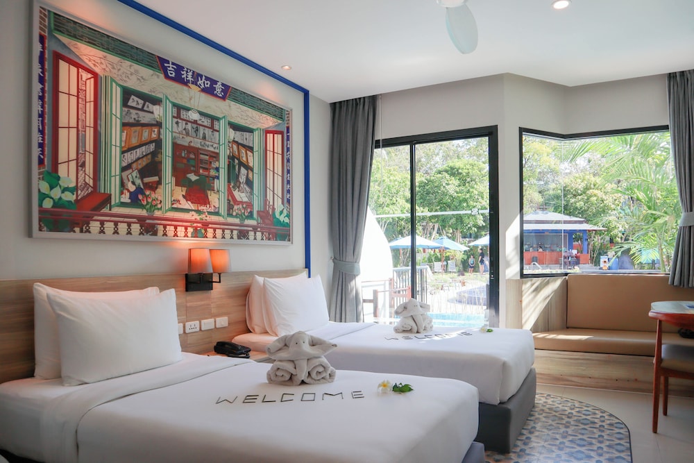 Deluxe, Twin Beds, Pool Access 5/10