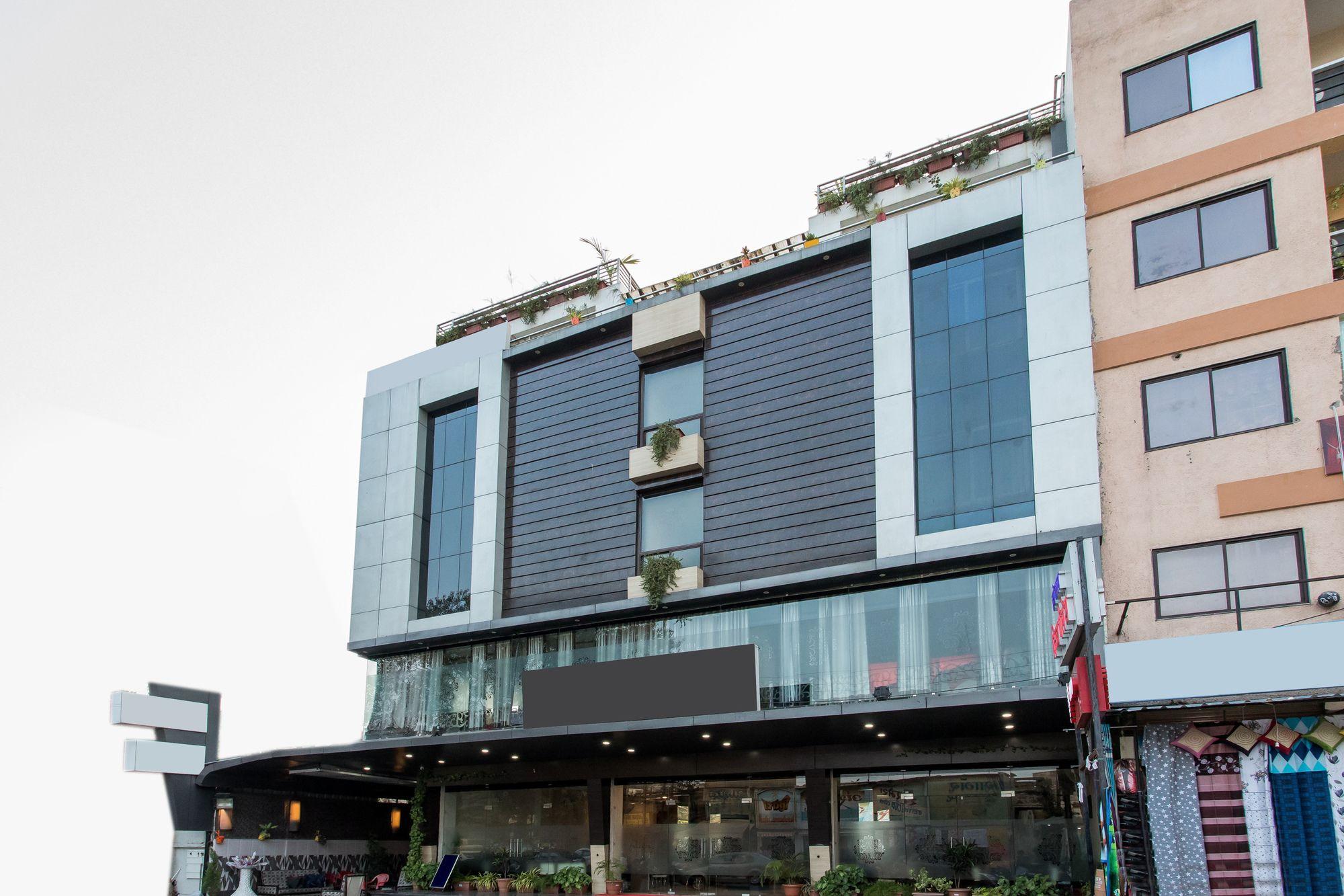 Super Townhouse Divya Palace 4/69
