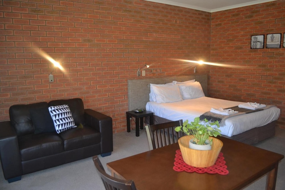 Ashleigh Court Motor Inn 33/53