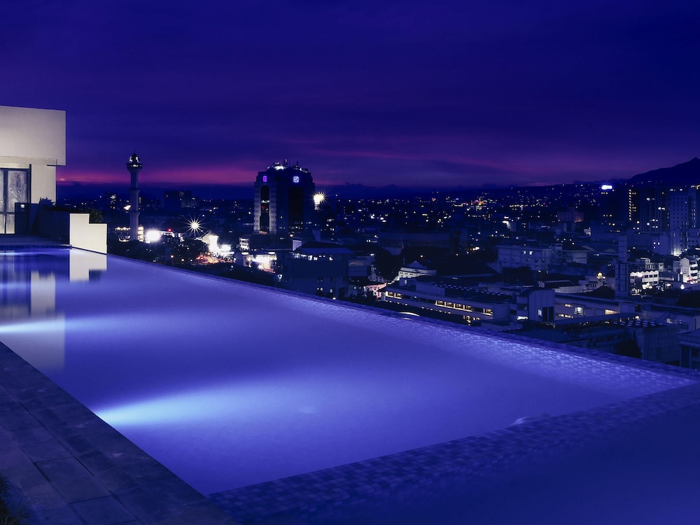 MERCURE BANDUNG CITY CENTRE 70/75