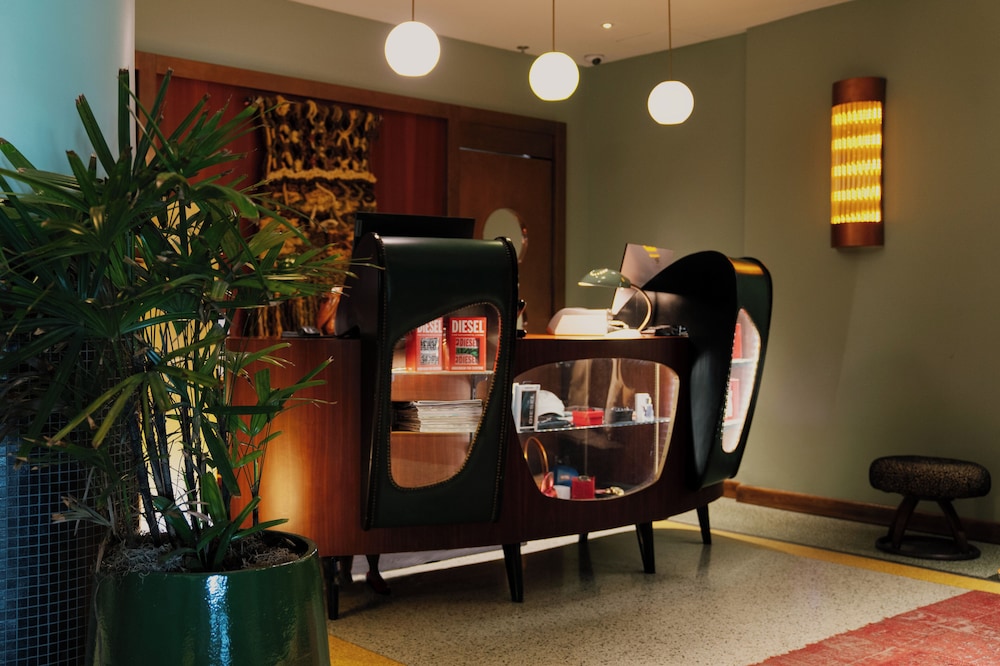 Pelican Hotel 46/56