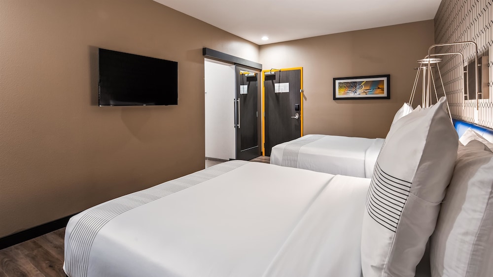GLo Best Western DeSoto Dallas 12/34