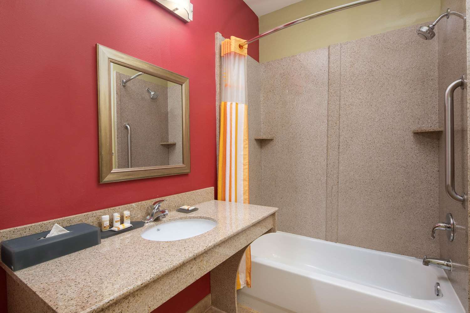 La Quinta Inn and Suites by Wyndham Atlanta Union City 32/33