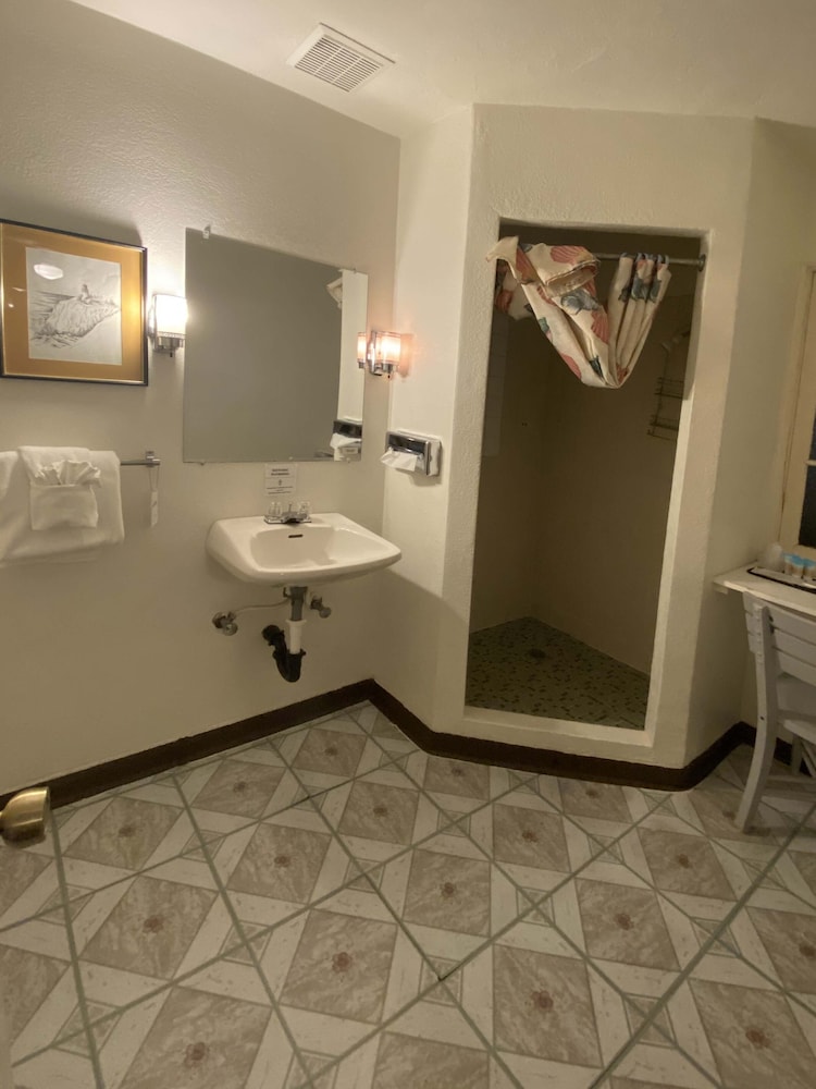 Lighthouse Inn 34/76