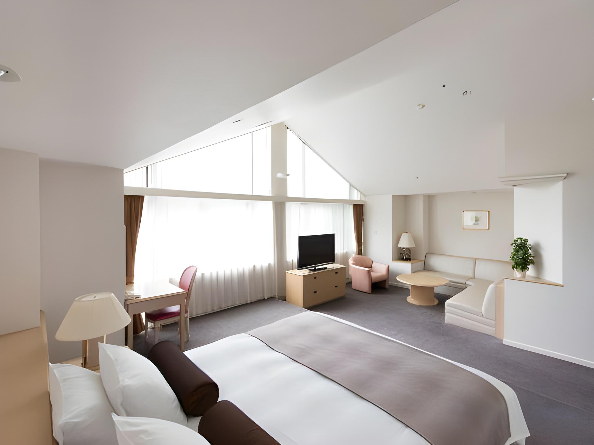 Junior Suite, King and Twin Beds, Mountain Side، Rusutsu Resort Hotel And Convention 2/3