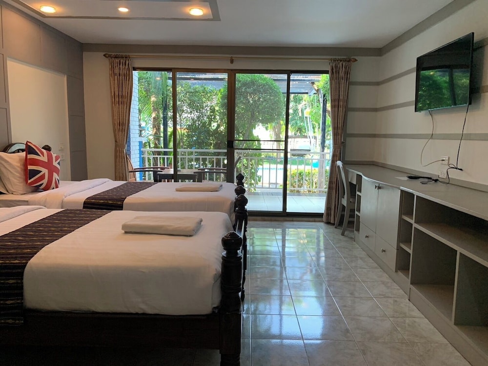 SUPERIOR, TWIN BEDS, POOL VIEW