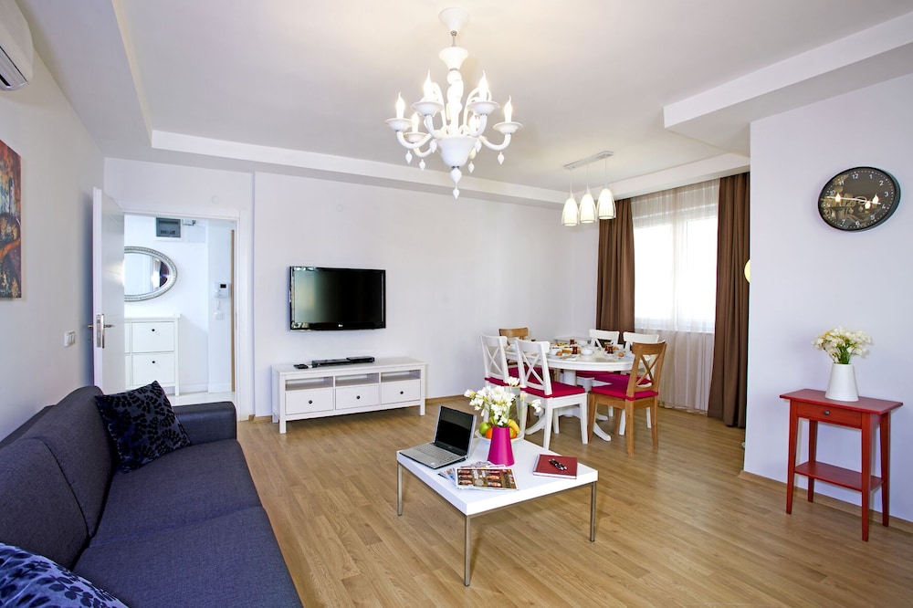 The Room Hotel & Apartments 43/63