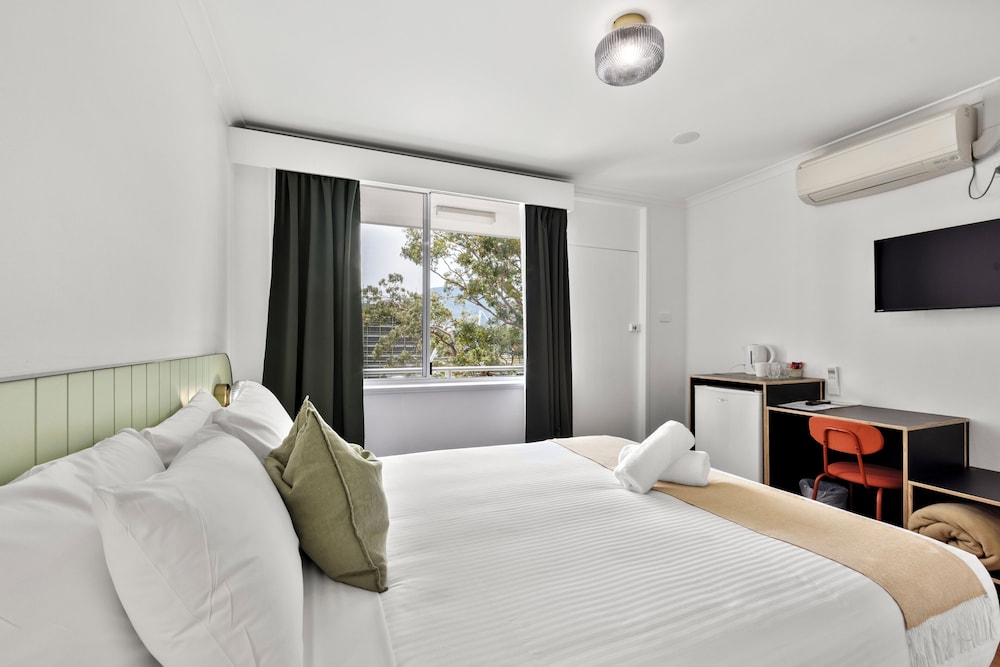 DELUXE, QUEEN BED, BALCONY