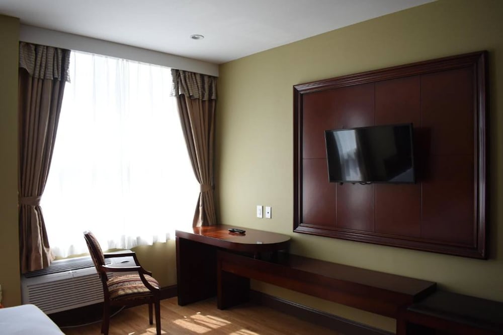 Queens Hotel 18/25