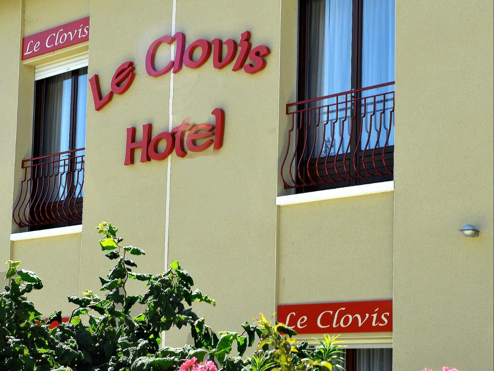 LOGIS LE CHEVAL BLANC ET LE CLOVIS 2/15
