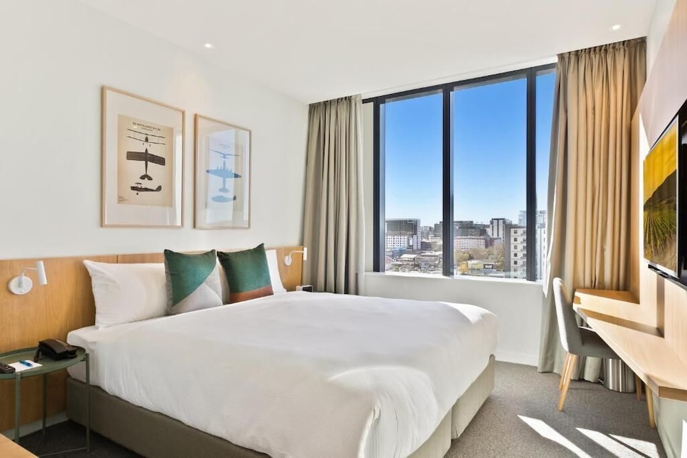 Studio, King Bed, Urban View