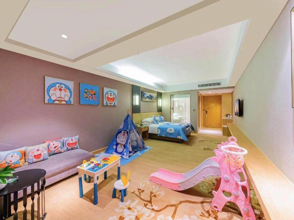 Vienna Hotel (Zhongshan Xiaolan High Speed Railway Station) 53/59