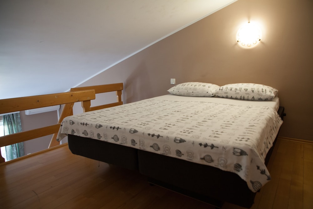 2 Bedrooms, Gallery, Apartment, Pool View, Terrace 6/9